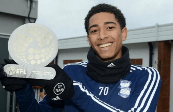 足球中超队长带伤上阵，拼劲获赞