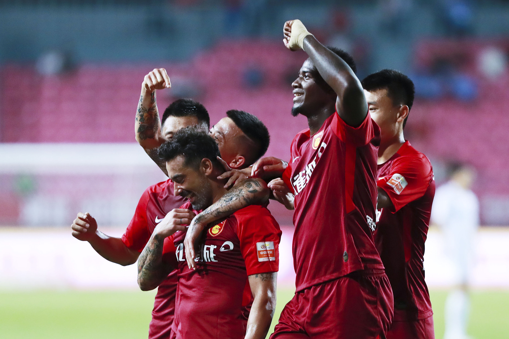 战三镇替补出场，依木兰完成山东泰山一线队首秀