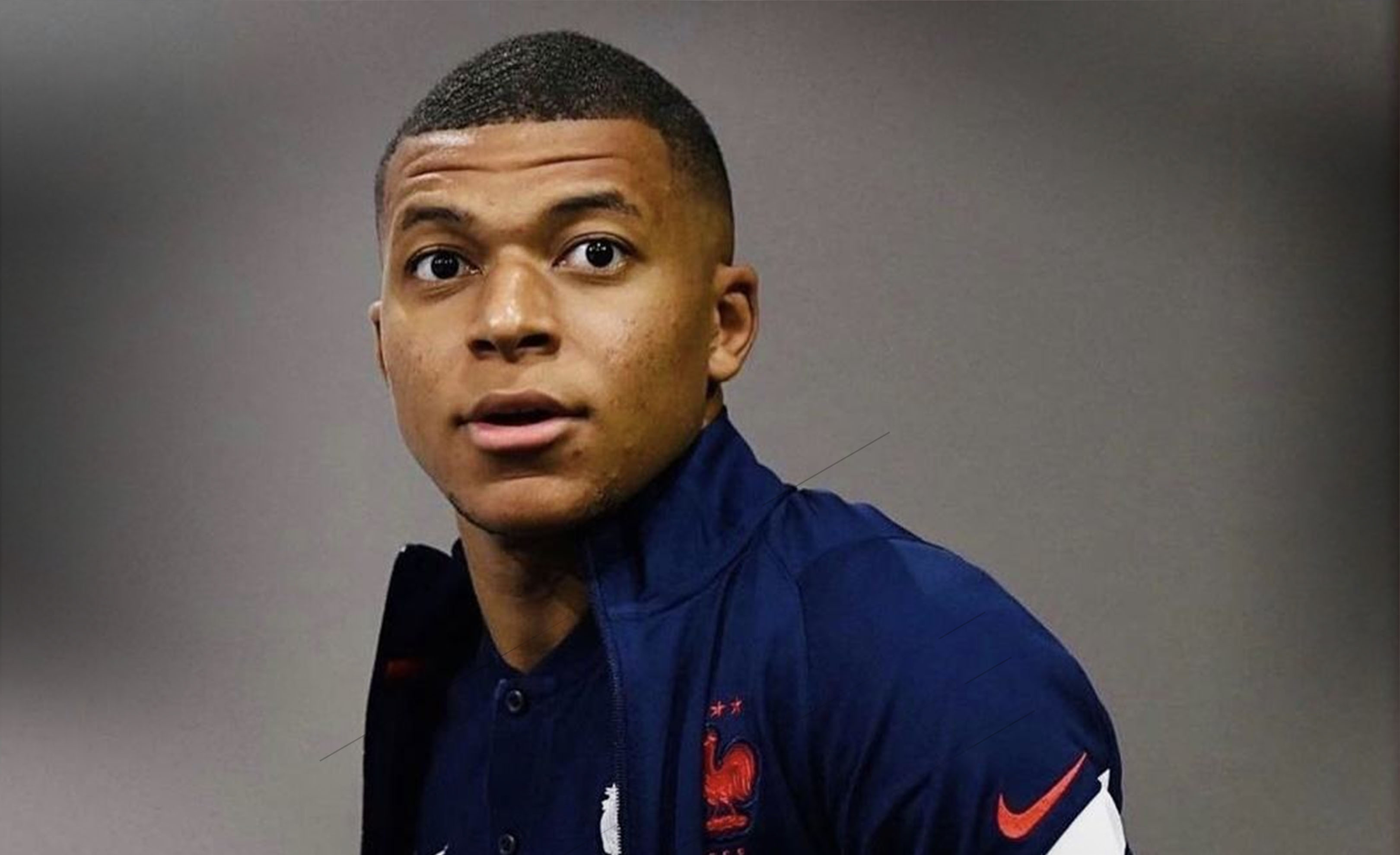 球队集体围着他庆祝太治愈