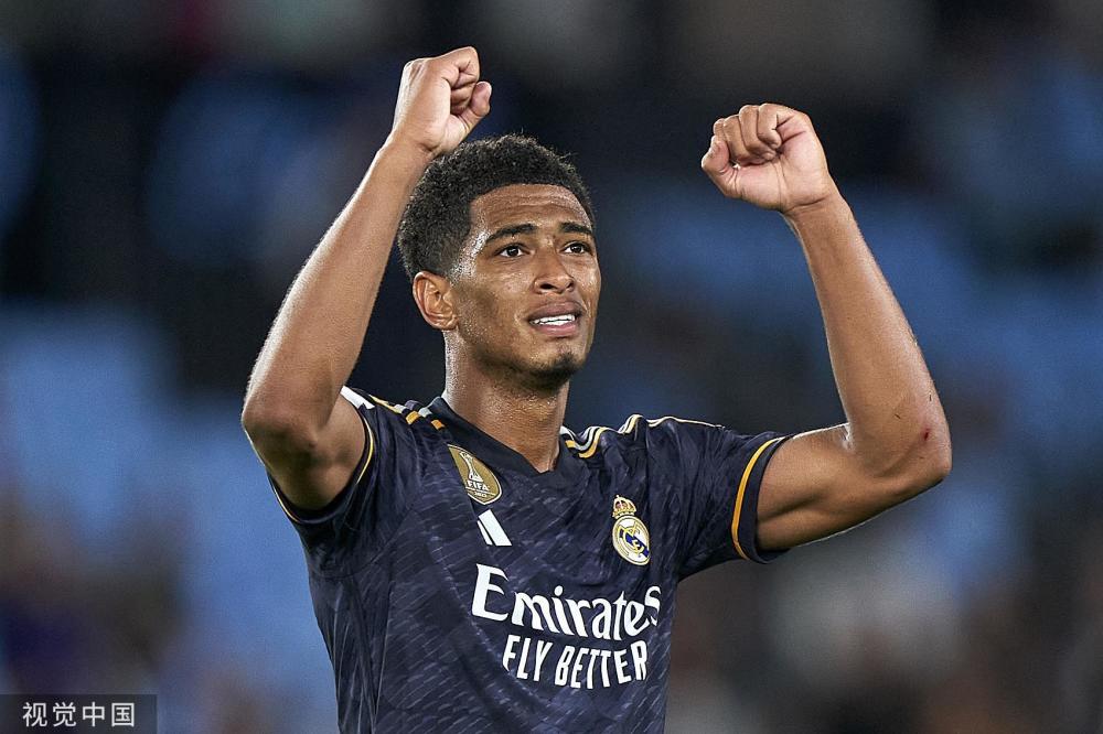 贝克汉姆的球队夺冠，全家相拥庆祝，14岁金发小七很夺目