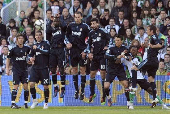 足球报：阿洛伊西下月初带队冬训 浙江锚定外援目标（足球报：阿洛伊西下月初率队开启冬训，浙江已锁定外援人选）